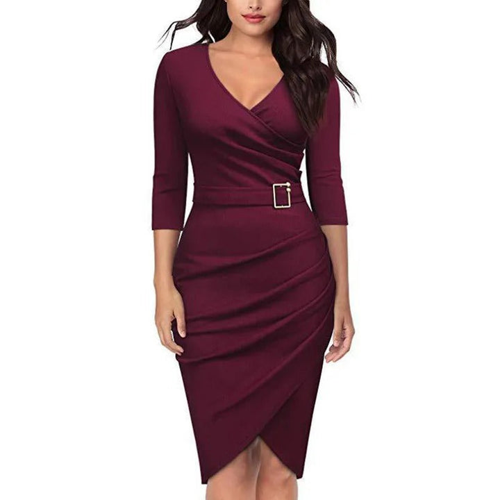 Röd damklänning med v-ringning och 3/4-ärm, elegant festklänning. Hög midja för en mångsidig look.