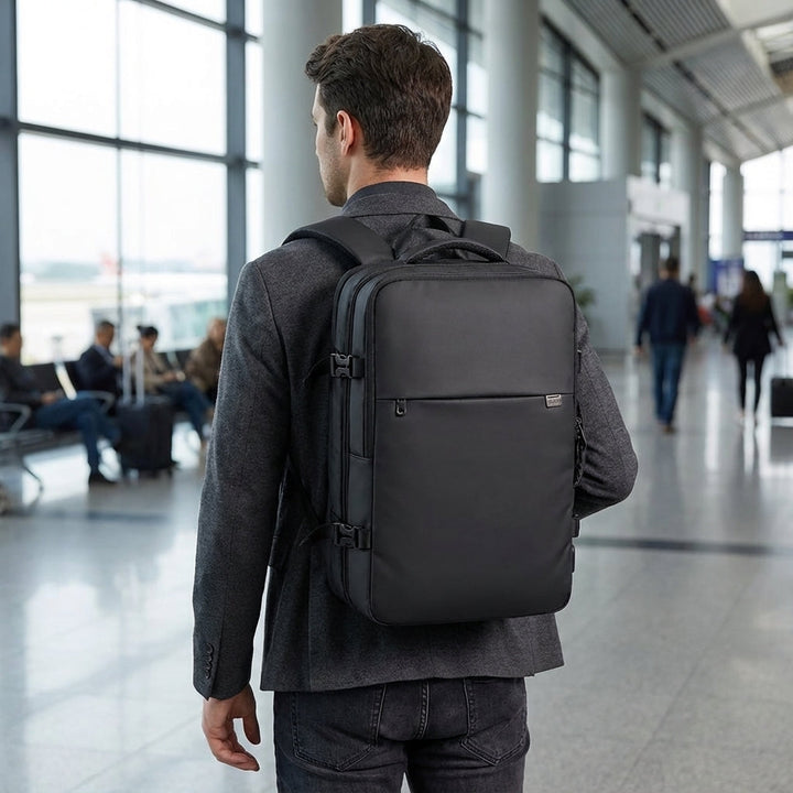 Svart expanderbar reseryggsäck Safepackr, perfekt för organiserade resor och äventyr med stil.
