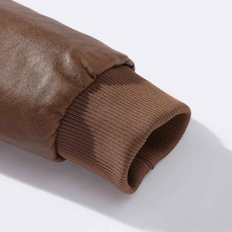 Varm herrjacka i svart bikerstil, ett stilsäkert ytterplagg med broderi för höst/vinter.