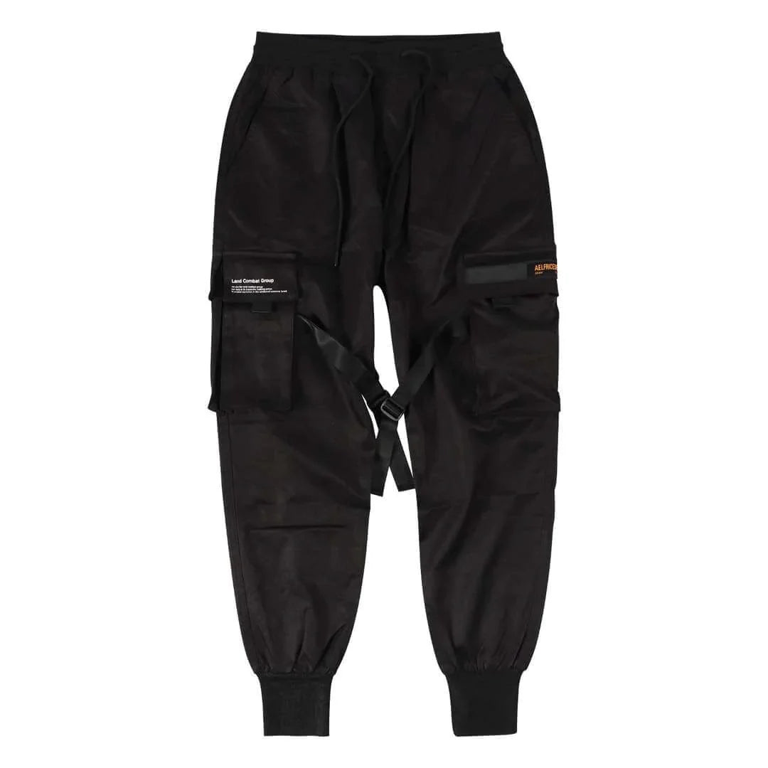 Svart herr cargobyxa i urban stil med praktiska fickor, perfekt för streetwear och vardagsbruk.