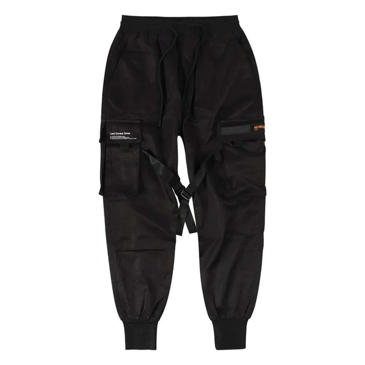 Svart herr cargobyxa i urban stil med praktiska fickor, perfekt för streetwear och vardagsbruk.