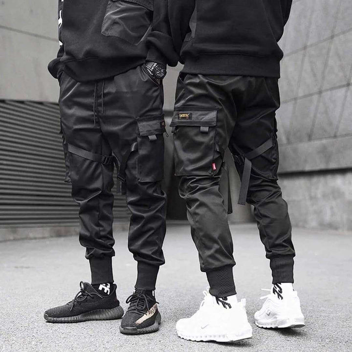 Man bär svarta cargobyxor med löspassform i modern streetwear-stil, bekväma för fritid och stadsliv.