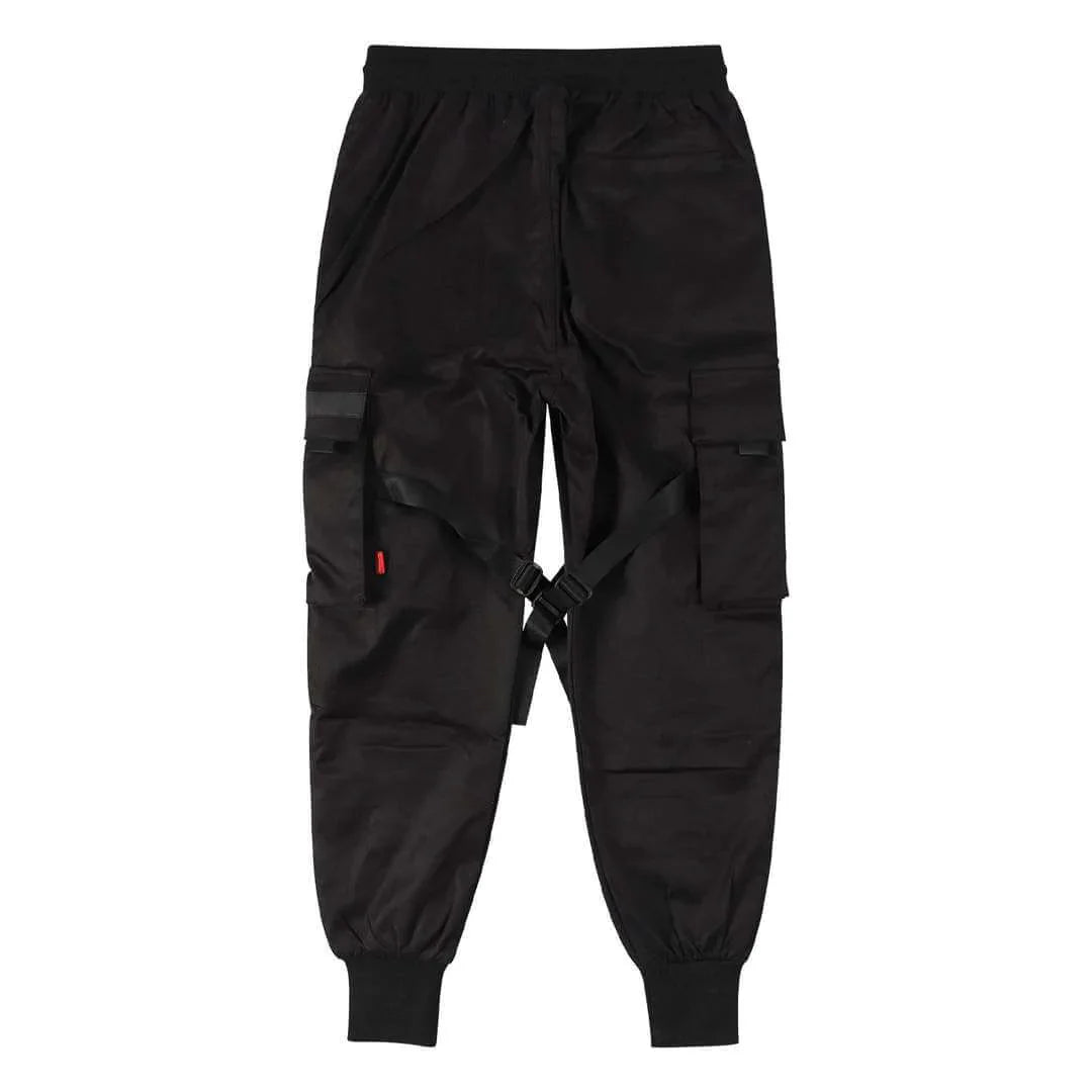 Mångsidiga svarta cargobyxor för män, stylade med urban tröja, visar avslappnad streetwear-look.