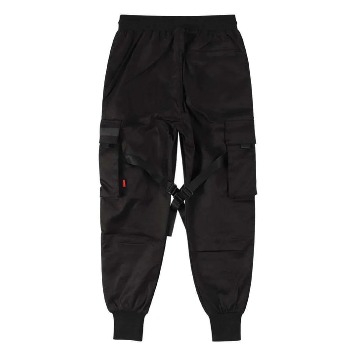 Mångsidiga svarta cargobyxor för män, stylade med urban tröja, visar avslappnad streetwear-look.