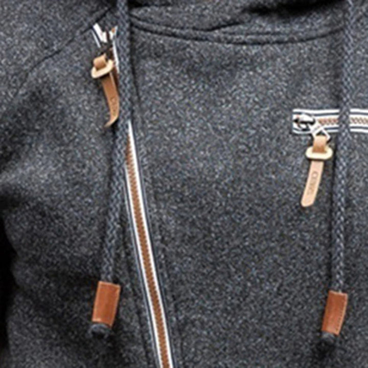Sportig zip-hoodie för män, med fickor och huva, perfekt för aktiva dagar eller kyliga kvällar.