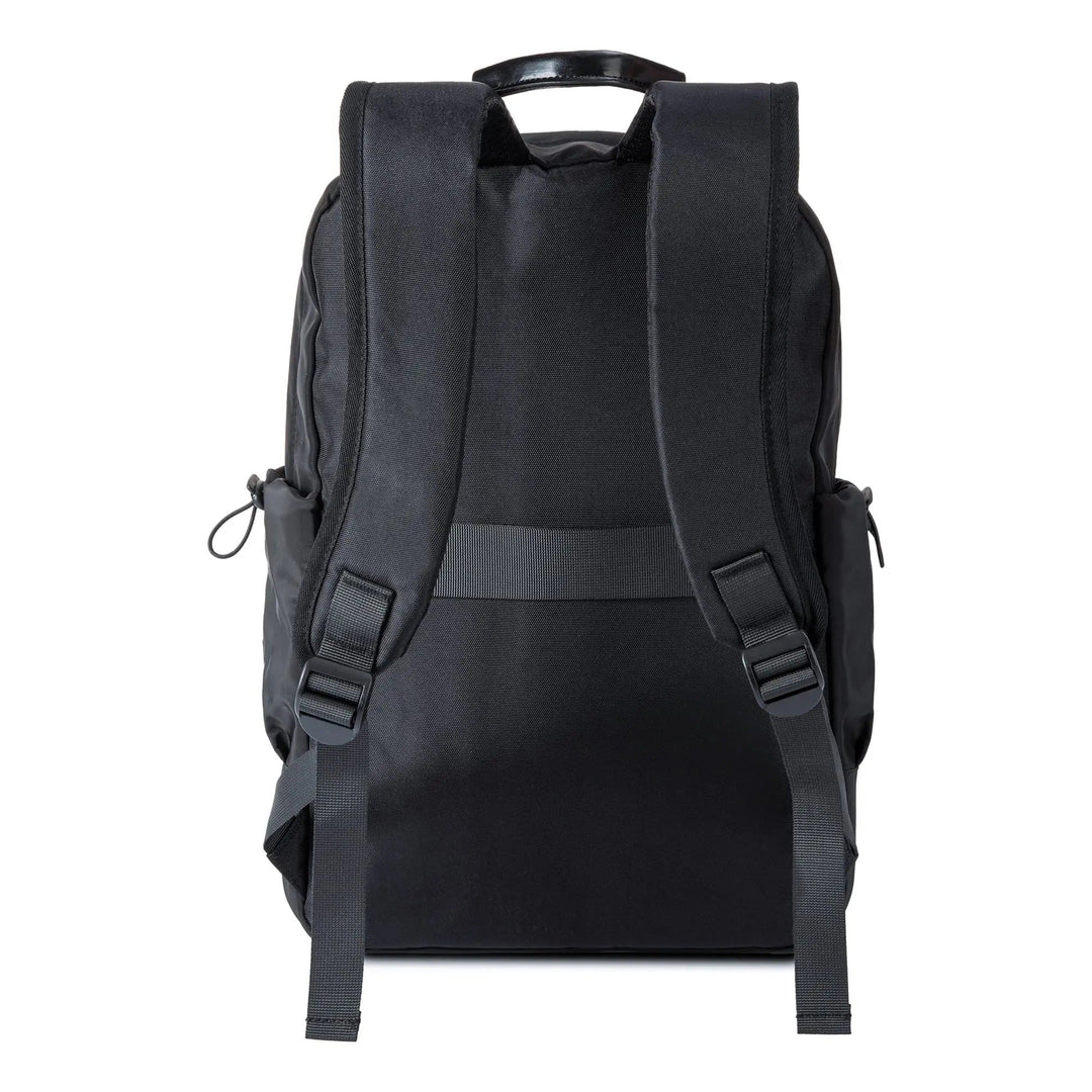 Rymlig herr reseryggsäck med laptopfack, designad för organiserad packning & komfort.