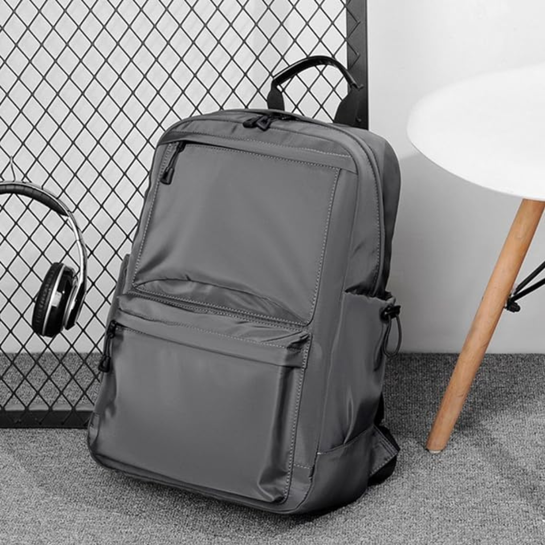 Modern & stilren herrryggsäck i svart, optimal för professionell användning & pendling.
