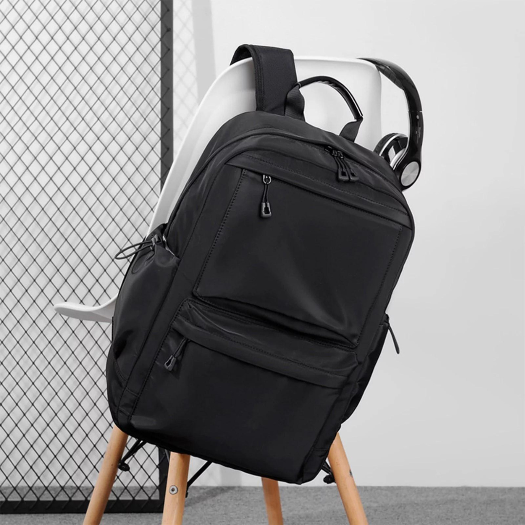 Herrryggsäck med vadderat laptopfack, skyddar din dator under pendling & arbete. Svart.