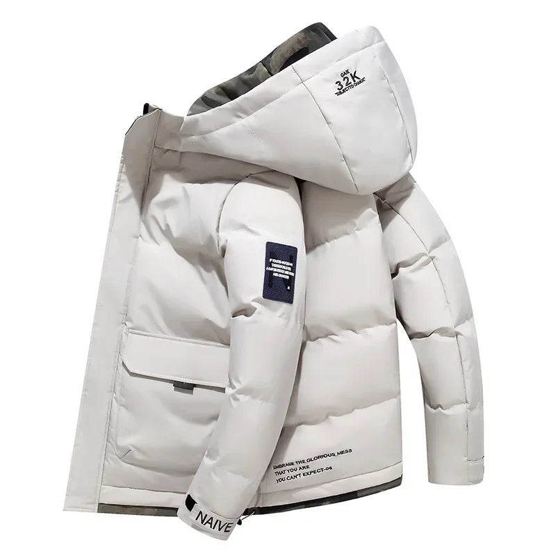 Grå slimmad herr vinterparka. Modernt ytterplagg med stilren design, idealisk för mode och kyla.