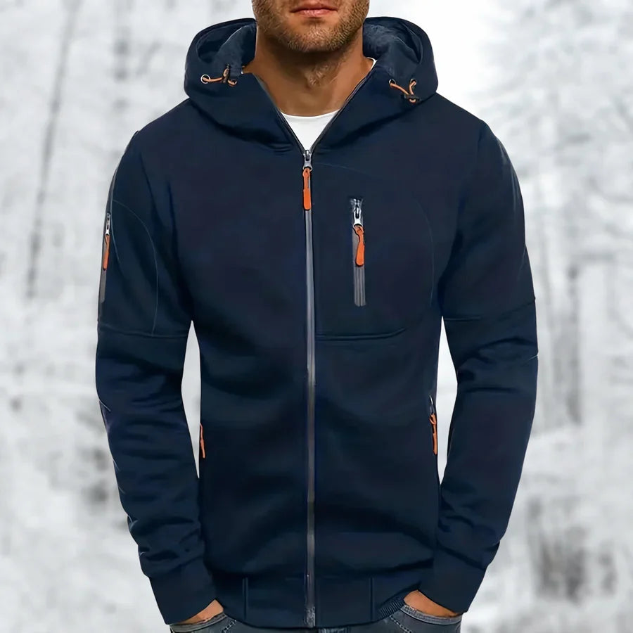 Närbild på dragkedjan och huvan på en stilren herr zip-hoodie, visar kvalitet och modern design.