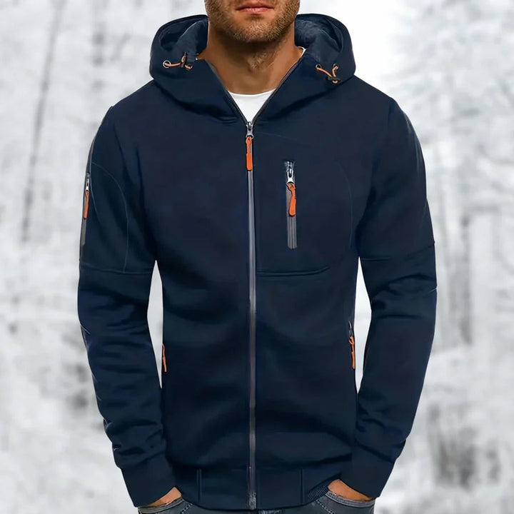 Närbild på dragkedjan och huvan på en stilren herr zip-hoodie, visar kvalitet och modern design.