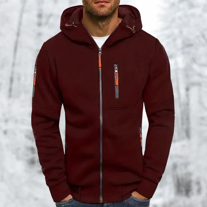 Man bär avslappnad herr zip-hoodie med huva i grått framifrån, visar passform och modern stil.