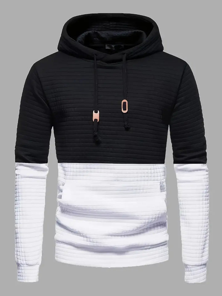 Närbild på svart herrhoodie med detaljerat våffelmönster. Lyxig textur och hög komfort.