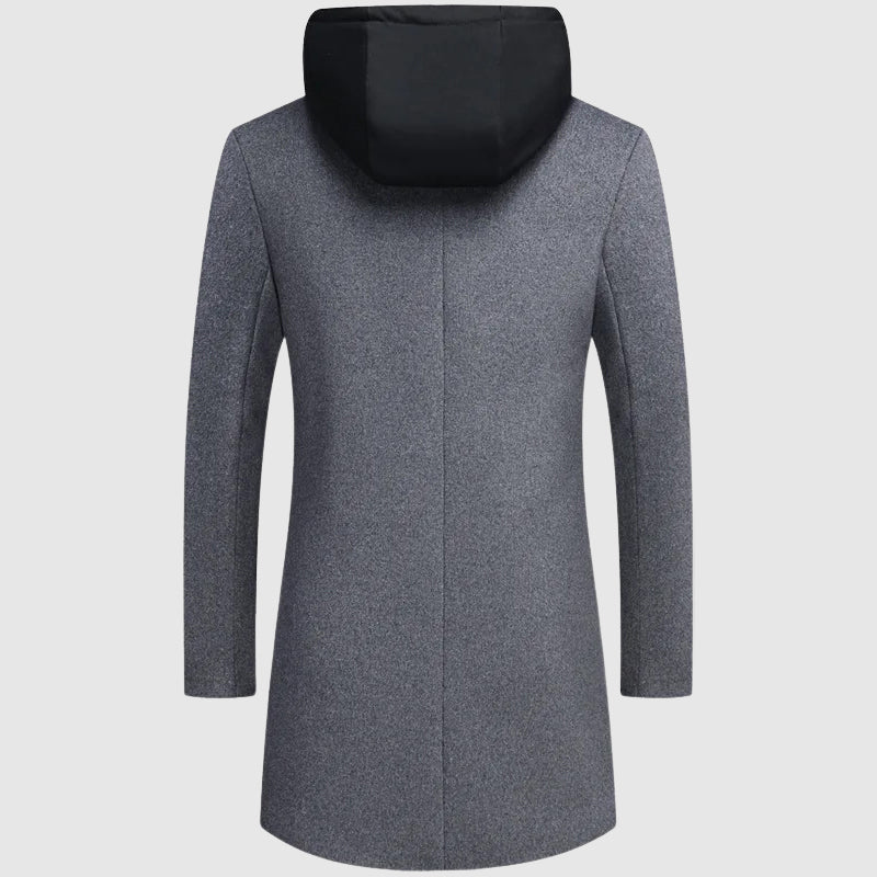 Tidlös elegant herrkappa i svart med huva och neddragen krage. Varm vinterjacka för stilmedvetna män.