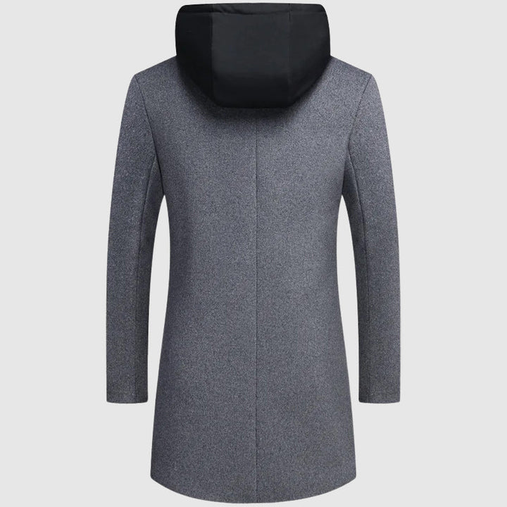 Tidlös elegant herrkappa i svart med huva och neddragen krage. Varm vinterjacka för stilmedvetna män.