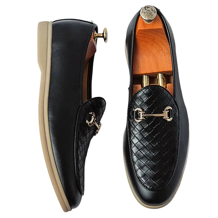 Svart herrloafer med elegant vävd vamp & guldhästbit. Klassisk, formell stil för moderna män.
