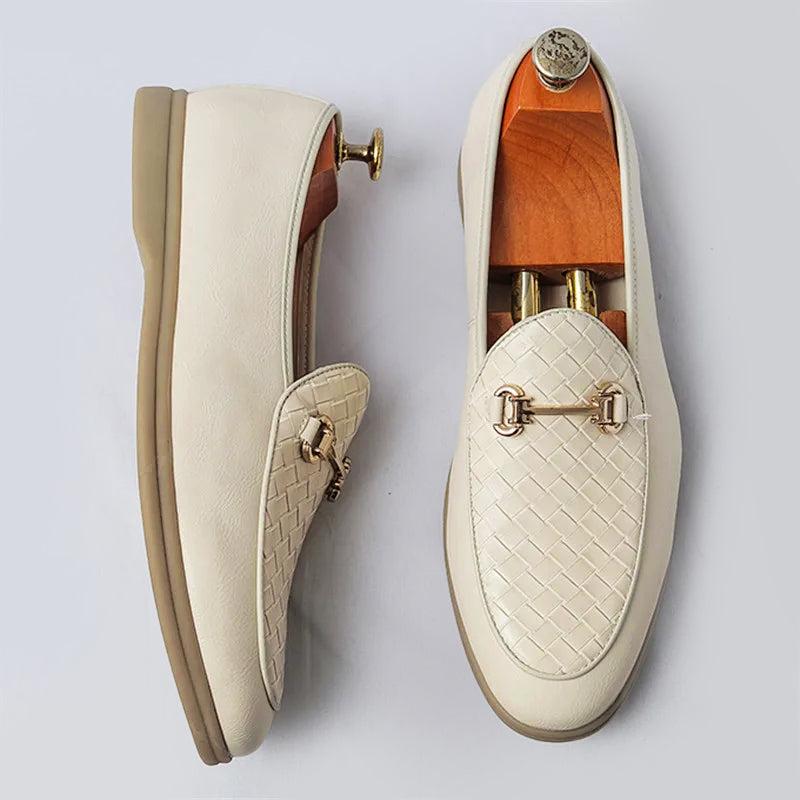 Beige herrloafers med vävd vamp & silverhästbit. Perfekt för både formella & avslappnade tillfällen.