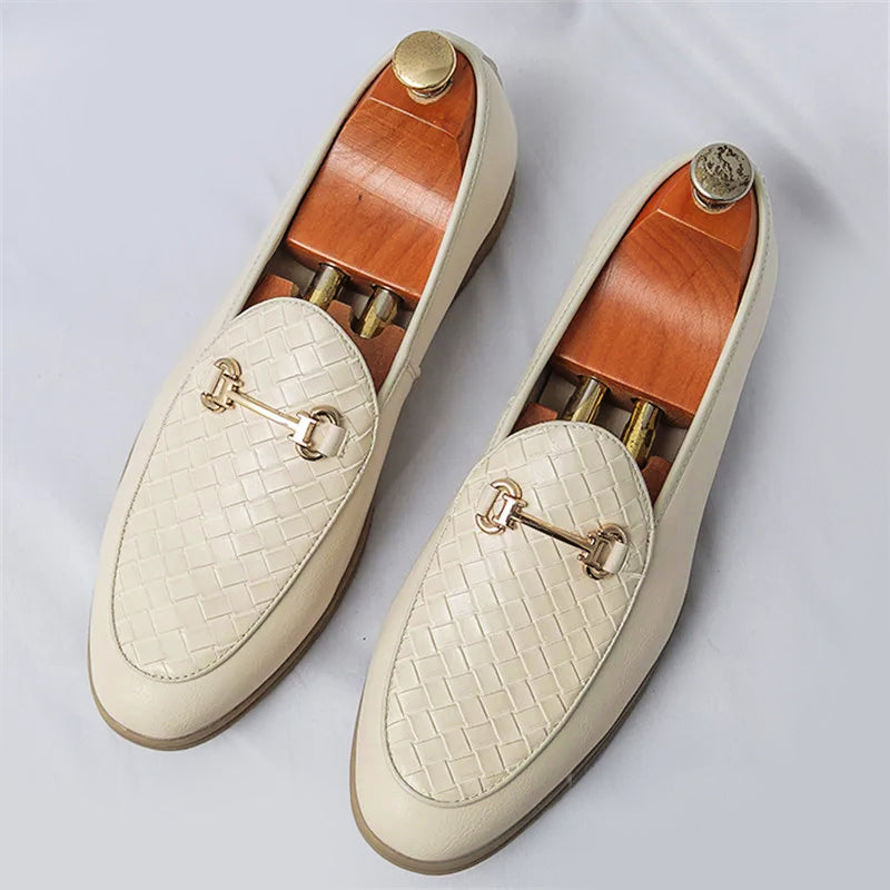 Herrskor: Klassiska svarta loafers med unik vävd vamp & glänsande hästbitsdetalj. Stilrent & modernt.