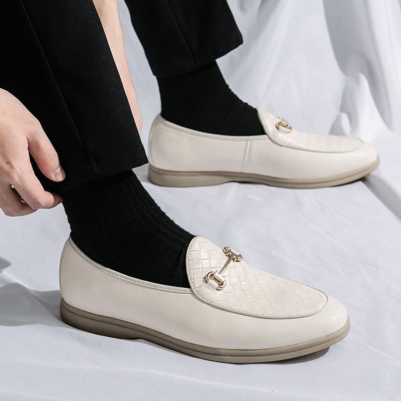 Exklusiva beige herrloafers. Vävd vamp & metallhästbit ger en sofistikerad look för alla outfits.