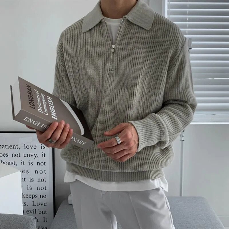 Grå herrpolo med dragkedja. Stilren design och mjuk komfort för en modern business casual-look. Tidlöst herrplagg.