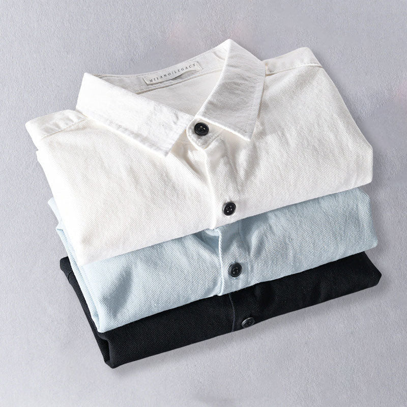 Svart herrtröja med knäppning och bröstficka, klassisk design för stilren vardagslook.