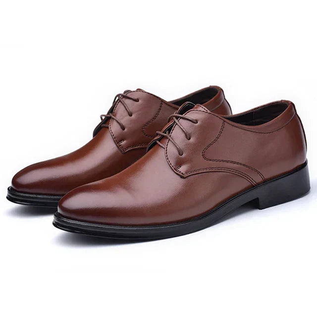 Svart klassisk herr Oxford-sko. Tidlös elegant design perfekt för formella tillfällen och kontor.