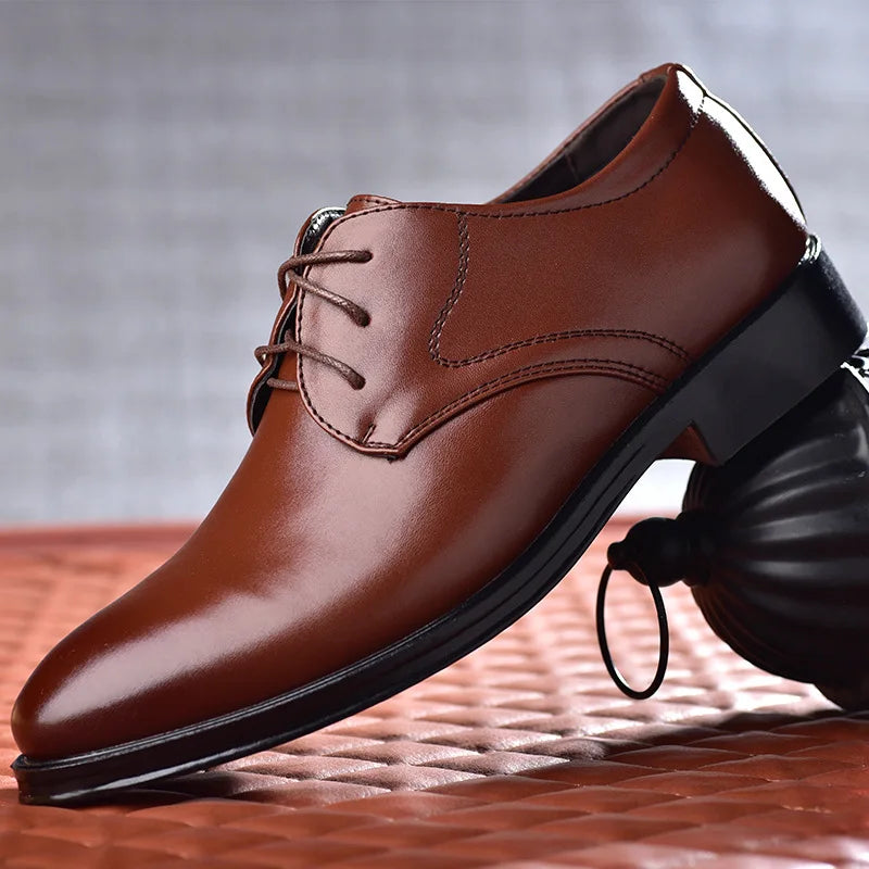 Bruna eleganta Oxford-herrskor. Mångsidiga och stilrena skor för bröllop och affärsmöten.