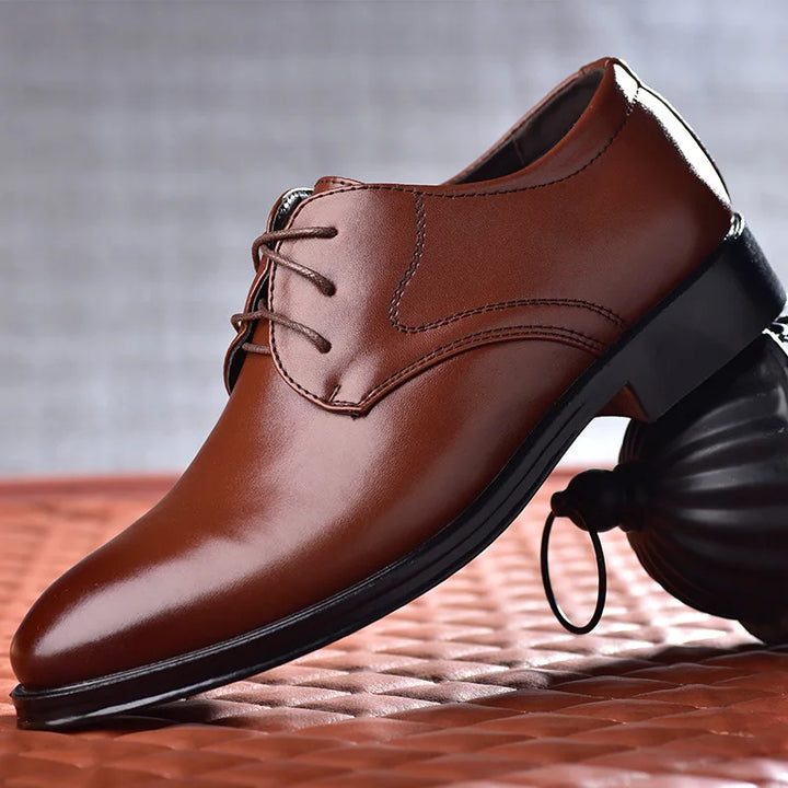 Bruna eleganta Oxford-herrskor. Mångsidiga och stilrena skor för bröllop och affärsmöten.