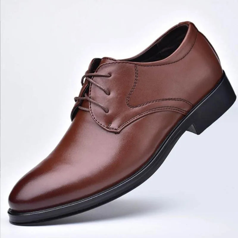 Herr i svarta Oxford-skor på kontoret. Formella och bekväma kontorsskor för en stilren look.