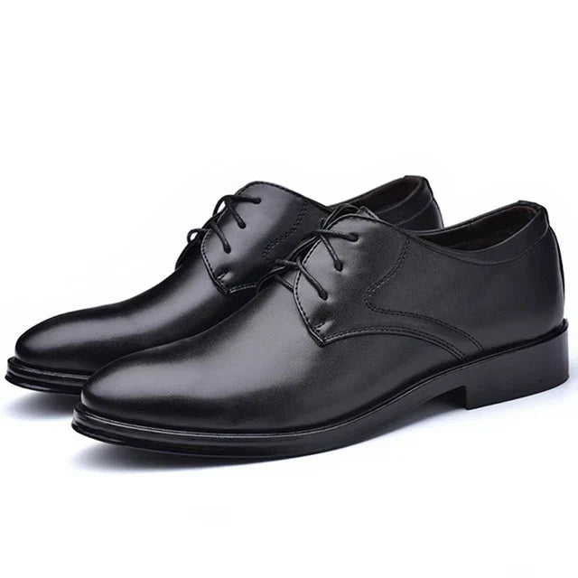 Ett par svarta klassiska Oxford herrskor. Tidlösa eleganta skor redo för alla formella evenemang.