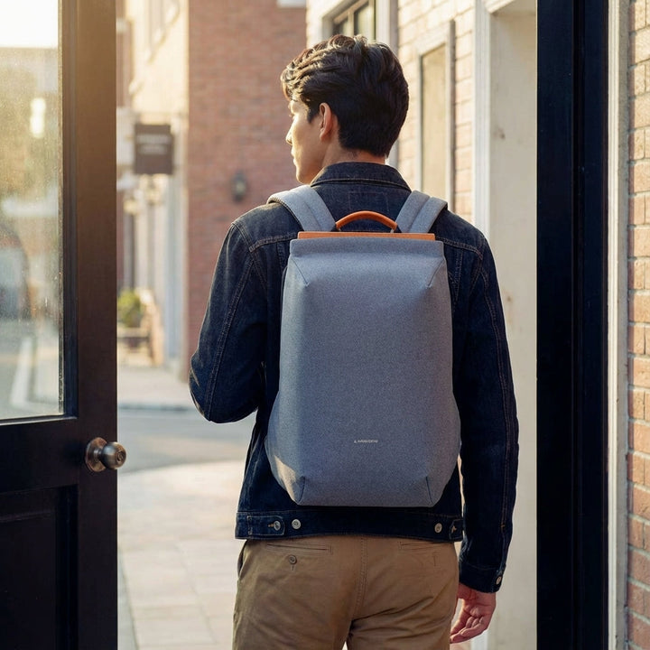 Svart kompakt laptopryggsäck FlexPorter för 15-tums laptops, stilren och säker för pendling och jobb.