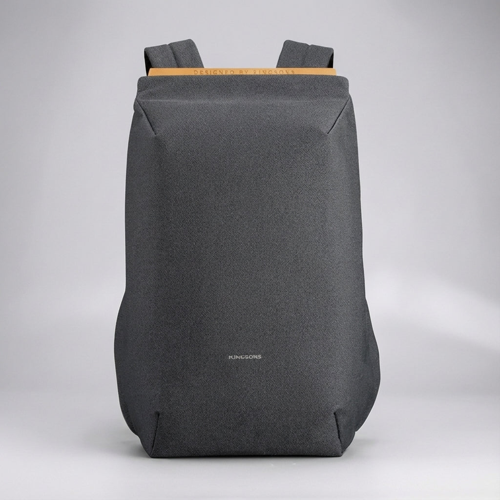 Unisex FlexPorter laptopryggsäck bärs av person under pendling, idealisk för 15-tums laptop och resor.