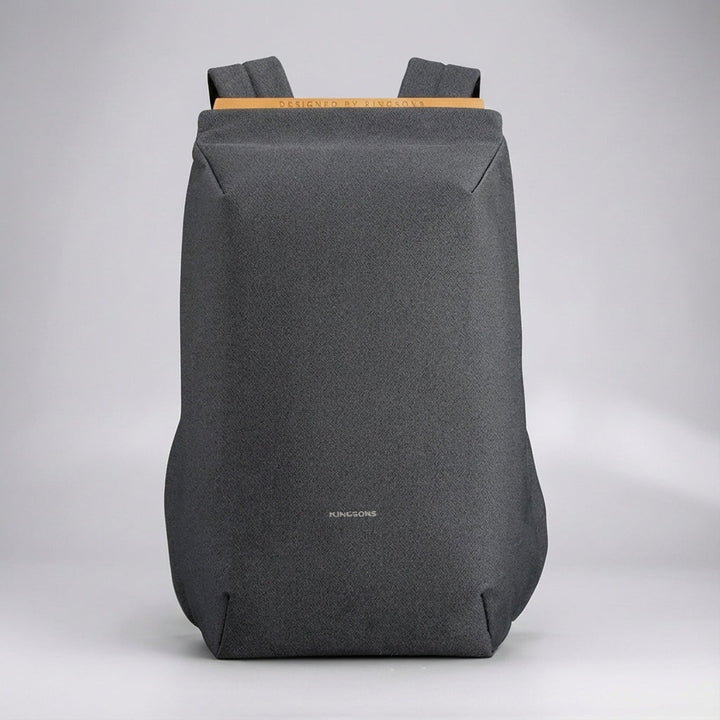 Unisex FlexPorter laptopryggsäck bärs av person under pendling, idealisk för 15-tums laptop och resor.