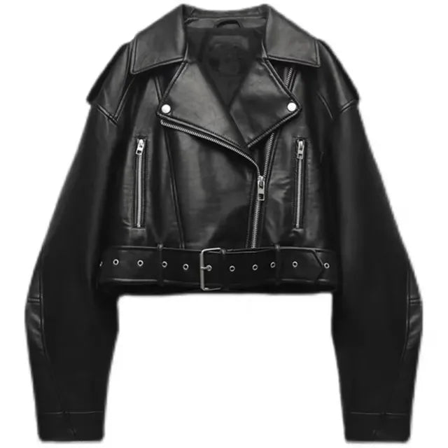 Svart kort dam bikerjacka i modern stil, perfekt ytterplagg för en chic vardagslook.