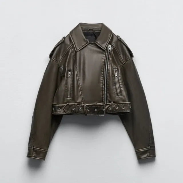 Chic svart kort bikerjacka för dam, ett mångsidigt ytterplagg som lyfter varje modern outfit.