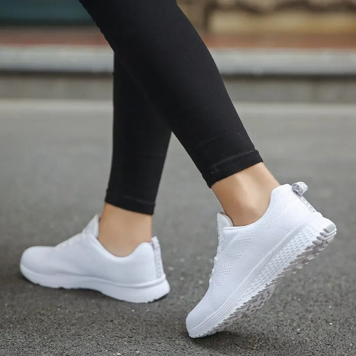 Kvinnors lätta sneakers i svart, grå, vit. Mångsidiga andningsbara sport- och promenadskor.