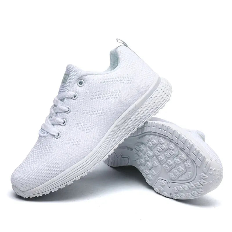 Grå kvinnors lätta sneakers för aktiv livsstil, sedda från sidan. Flexibla promenadskor med antihalksula.
