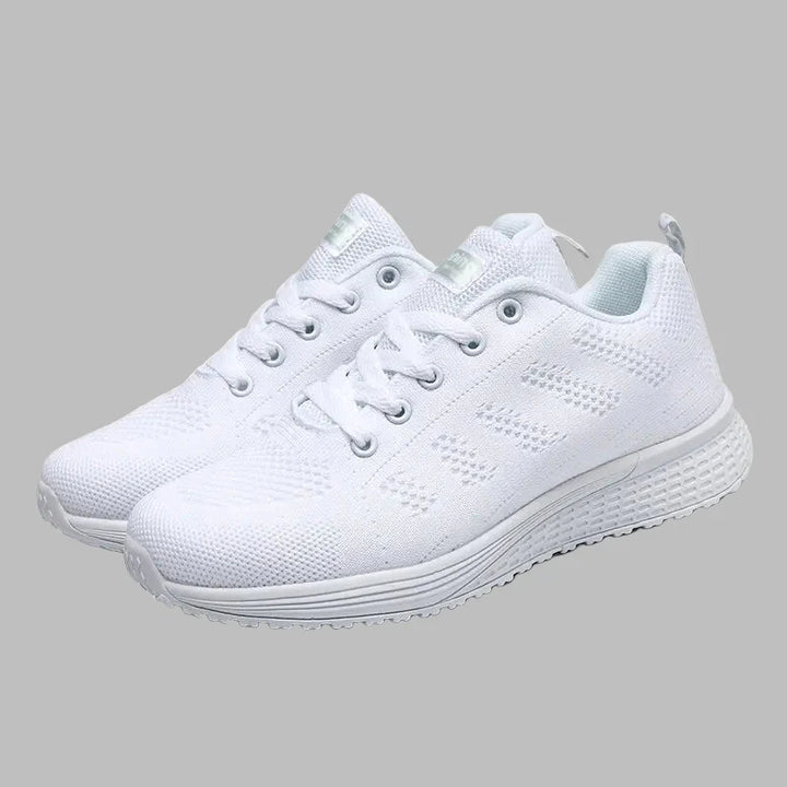Kvinnors svarta, grå, vita sneakers. Lätta, flexibla och bekväma sportskor för en aktiv livsstil.