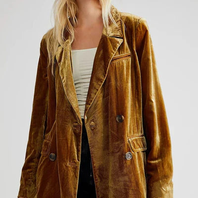 Grön långärmad damkavaj med elegant knappslå. Perfekt för trendigt vår- och höstmode på kontoret eller vardags.