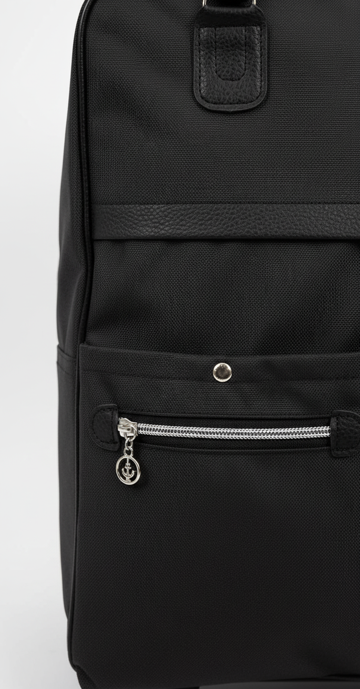 Smidig lättviktsväska som handbagage i svart oxfordtyg. Idealisk för korta resor, enkel att hantera.