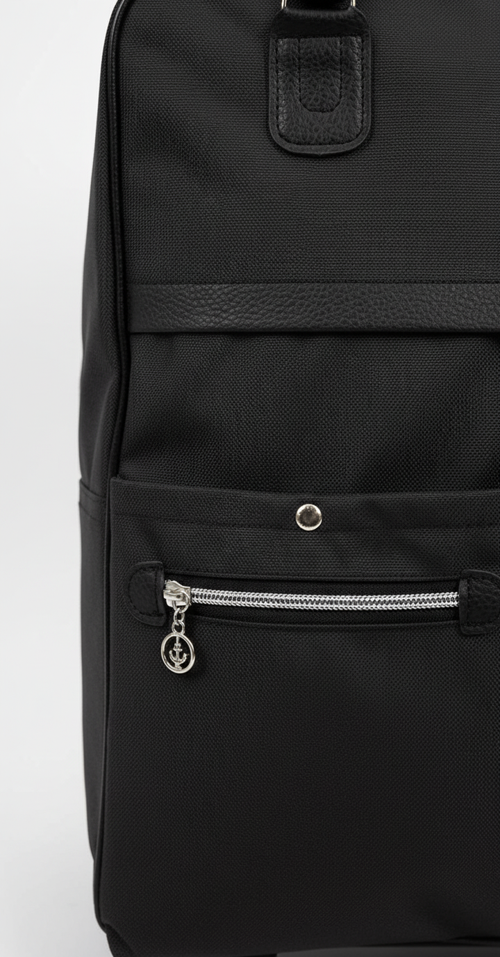 Smidig lättviktsväska som handbagage i svart oxfordtyg. Idealisk för korta resor, enkel att hantera.
