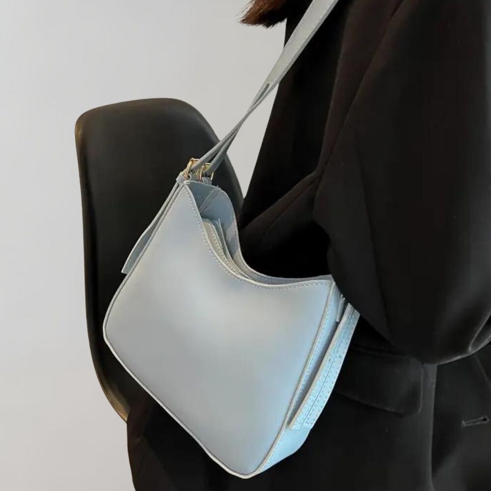 Stilren crossbody väska med slät yta, perfekt som present eller en elegant vardagsväska.
