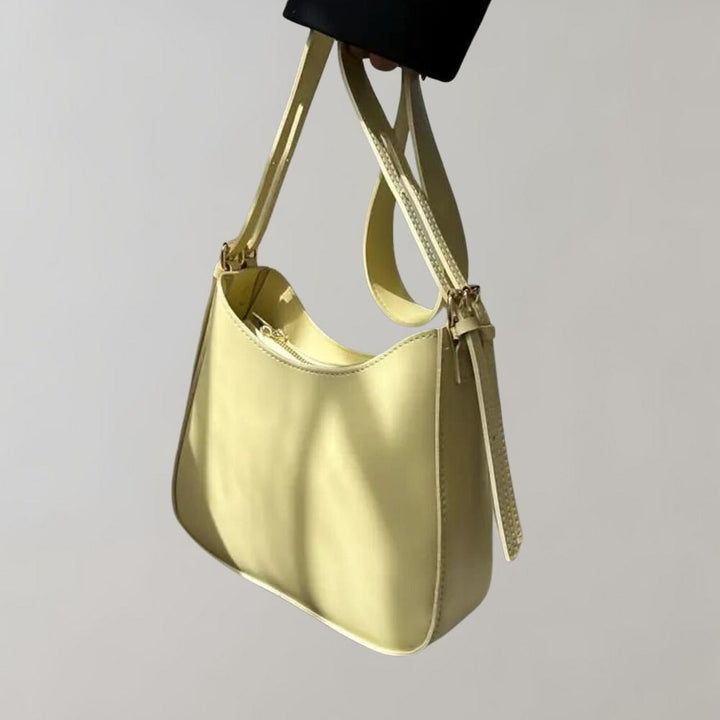 Elegant och kompakt crossbody väska för den moderna kvinnan, en stilren accessoar som passar alla tillfällen.