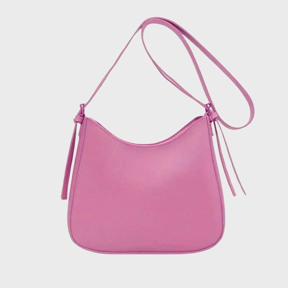 Kvinnors minimalistiska crossbody väska buren på axeln, perfekt för en stilren och kompakt look.