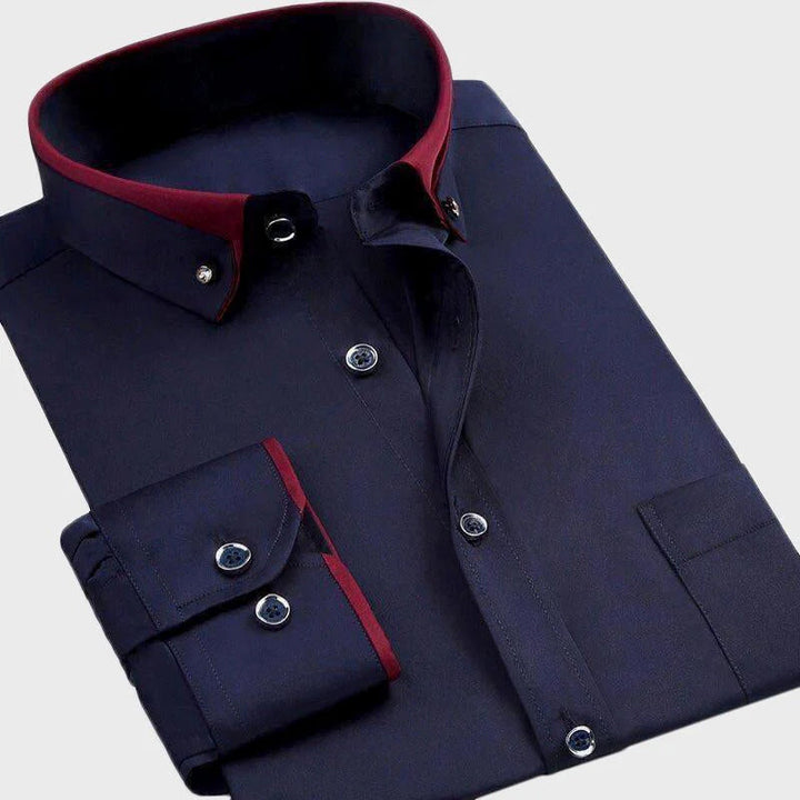 Blå långärmad herrskjorta med krage, perfekt för en modern och avslappnad look.