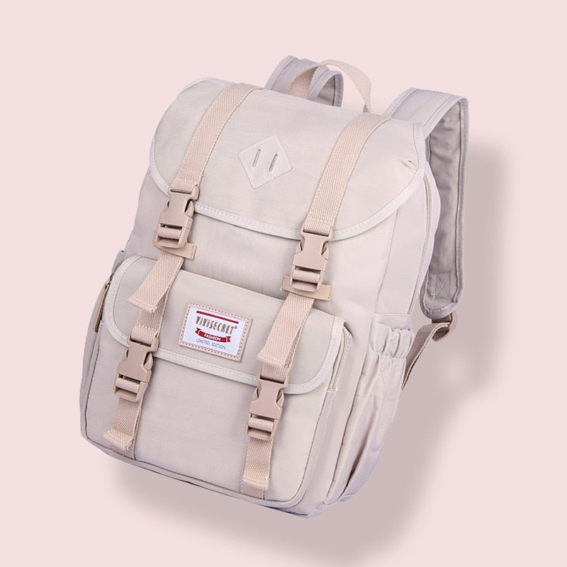 Detaljbild av svart unisex ryggsäck. Slitstark multifunktionell design för alla äventyr.