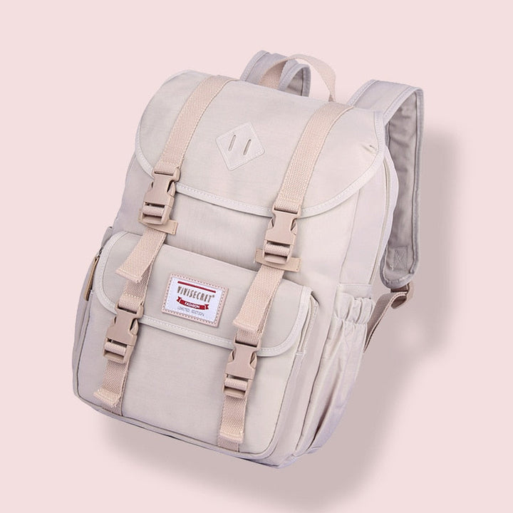 Detaljbild av svart unisex ryggsäck. Slitstark multifunktionell design för alla äventyr.