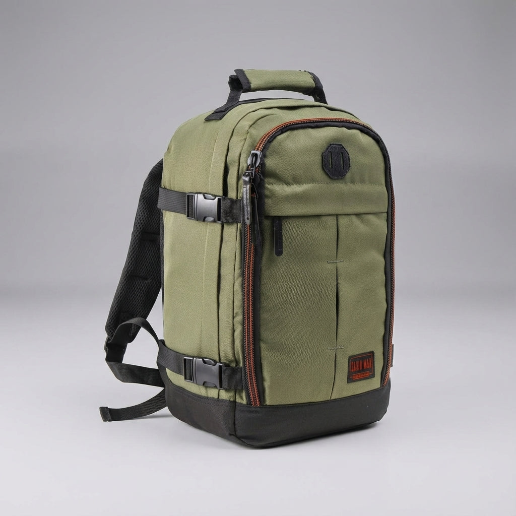 Resenär bär svart 30L ryggsäck, perfekt som handbagage för budgetflyg.