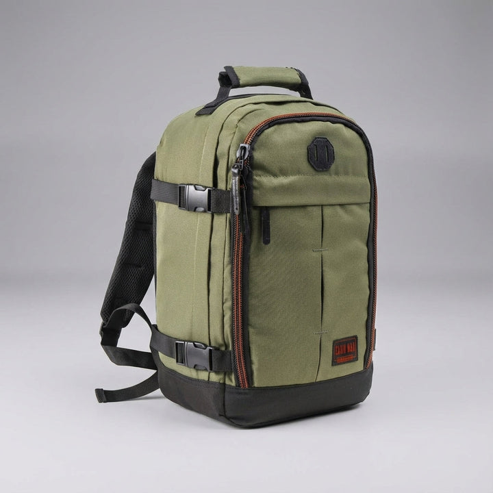 Resenär bär svart 30L ryggsäck, perfekt som handbagage för budgetflyg.