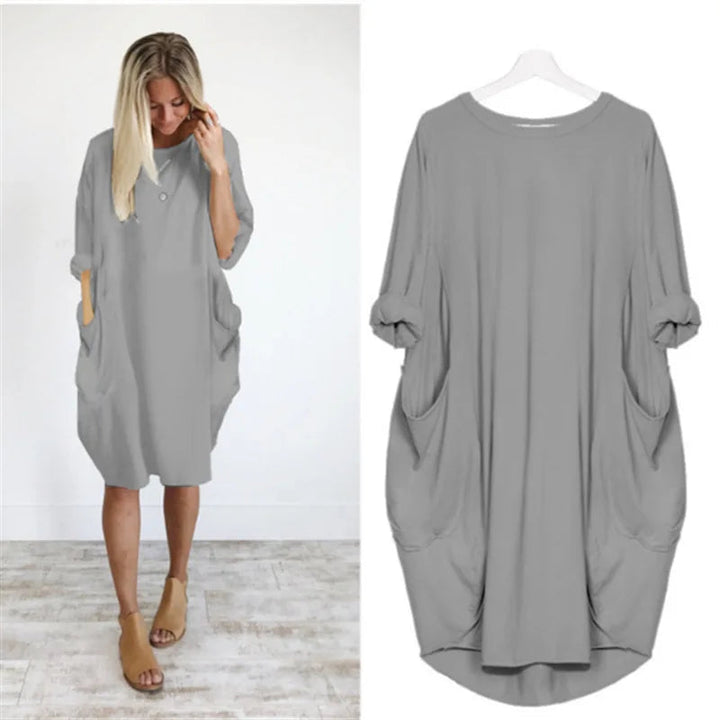 Rundhalsad vinröd damklänning i oversized modell med praktiska fickor. Mjukt tyg för maximal komfort.